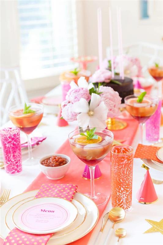 atogrąžų tematikos gimtadienio stalo dekoracijos, rožinis stalo bėgikas, atogrąžų gėlės kaip centras, kokteiliai