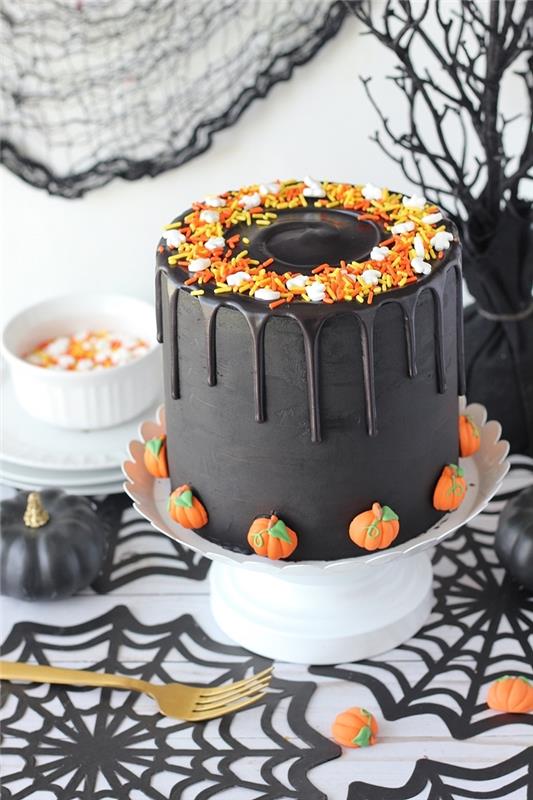kolay cadılar bayramı pastası dekorasyon fikirleri örümcek ağı masa süslemeleri siyah boya mini siyah kabak