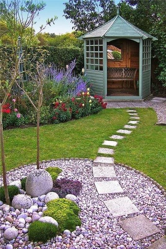 sodo dekoro idėja su akmenukais nudažytu purpuriniu akmeniniu taku sodas su žolės gėlėmis ir medžiais