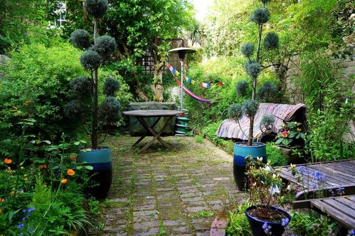 kaip apželdinti savo sodą, poilsio zoną akmens plokštėse, sodo suolą ir stalą, aplink esančius mažus medžius ir krūmus