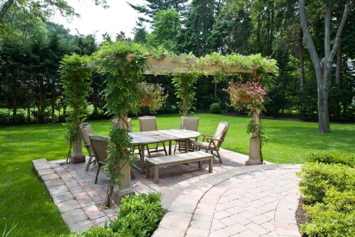 paprasta sodo deko idėja, nedidelė valgomojo zona, sodo baldai su valgomojo zona, medinis suoliukas ir medinės kėdės, natūralus medžių atskyrimas