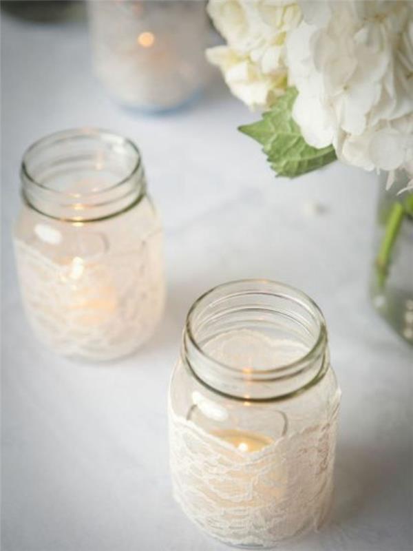 svečniki iz steklenih kozarcev, prilagojena čipkasta tkanina, boemska elegantna poročna dekoracija