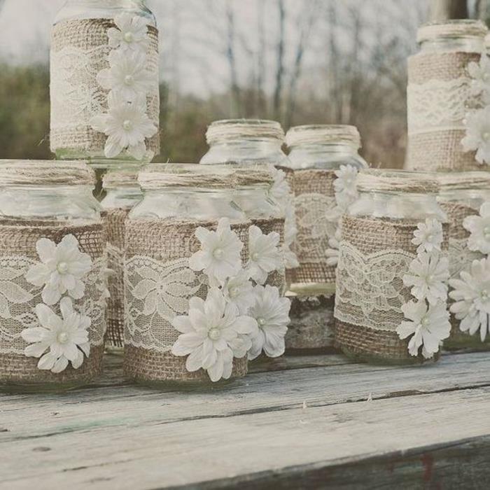okrasna kompozicija steklenih kozarcev, prilagojena vrvica, cvetje iz tkanine, mešanica, bela čipka, ideja za poročni dekor