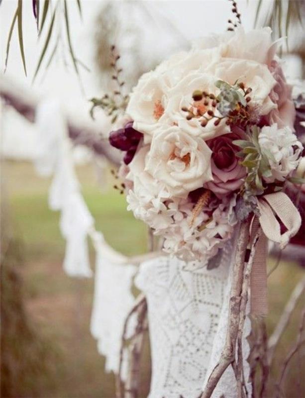 kmečka elegantna ideja za poročno dekoracijo, šopek vrtnic in venec iz čipkanih ostankov, zunanji dekor