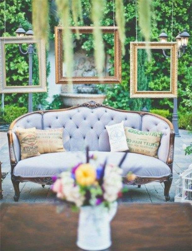 prazen okvir deco, tri viseče okvirje, baročno siva zofa, šopek rož, zelene rastline, kmečka miza, rustikalna elegantna poročna deko