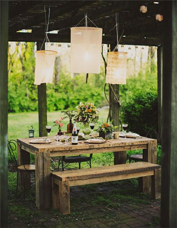 ideja za poročno dekoracijo, vintage čipkaste suspenzije, nad kmečko mizo, lesena klop, šopki rož