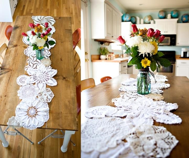 ideja za poročno dekoracijo, kmečka miza, tekač iz bele čipke, sestavljene prtičke, šopek rož v vazi