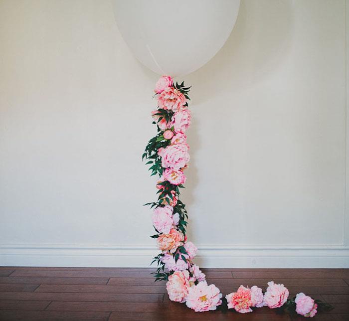 kmečki poročni dekor, beli balon s cvetličnim vencem, repom listnih vej in rožnatimi potoniki