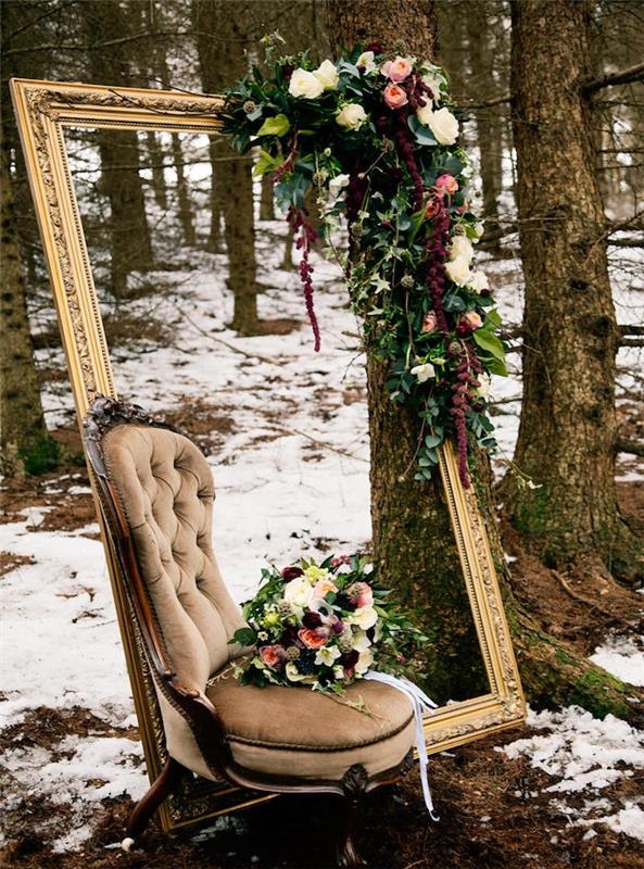 vintage poročni deco, okvir z zlato barvo, vintage stol, cvetlični venček in šopek rož