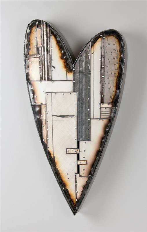 originalus interjero dekoravimo objektas su metaliniu širdies dizainu, kūrybingas geležinis modelis pakabinamas ant sienos