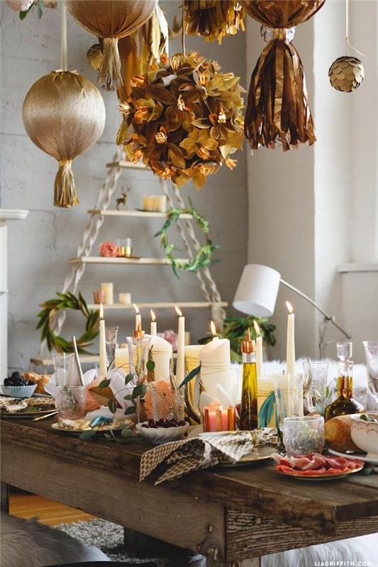 boemski eleganten kmečki namizni dekor s svečami in okrasnim rastlinjem, zlatimi obeski, lesenimi policami in poudarki hipi deko