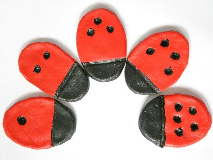 Nesnelerin fikri) siyah ve kırmızı boya ile ladybugs diy gibi tuz macunu yapmak
