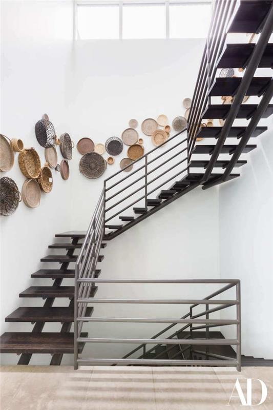 ideje za slikanje belih stenskih stopnic rjave stopniščne košare na steni