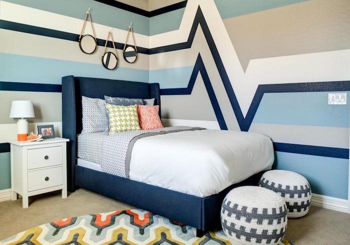 mavi, beyaz ve gri duvarlı ve yataklı bir çocuk odası için boya dekorasyon fikri