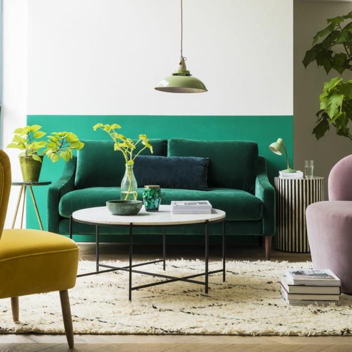 smaragdna zofa, bela mizica, zelene rastline, gorčični stol, viseča svetilka, ideje za slikanje v dnevni sobi 2018