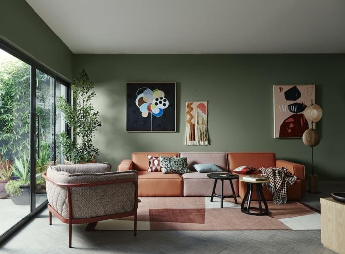 izvirna dnevna soba v sivi in ​​oranžni barvi, abstraktni okvirji za slikanje, drsna steklena vrata