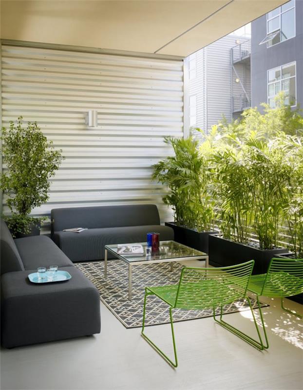 minimalistinė skandinaviško tipo buto balkono, terasinių sofų, lauko poilsio salono ir bambuko sodinimo detalės apdaila