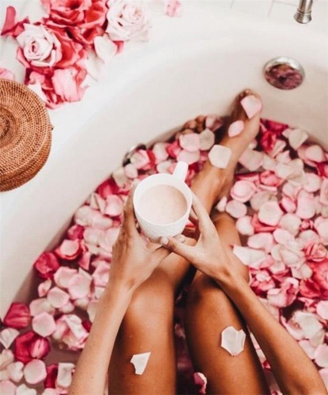 vonios kambario dekoro idėjos vonia, pripildyta vandens ir rožių žiedlapių karšto šokolado puodelio pintinė