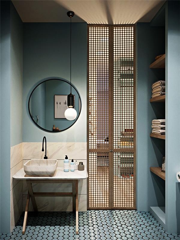 pomirjujoče vzdušje v zen kopalnici v modro sivi barvi z imitacijo naravnega kamna in lahkimi lesenimi pregradami