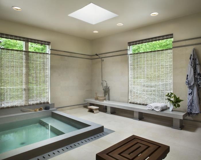 modernus vonios kambario išdėstymas su japoniška vonia, ramus vonios kambario dekoras su smėlio spalvos sienomis ir baseinu