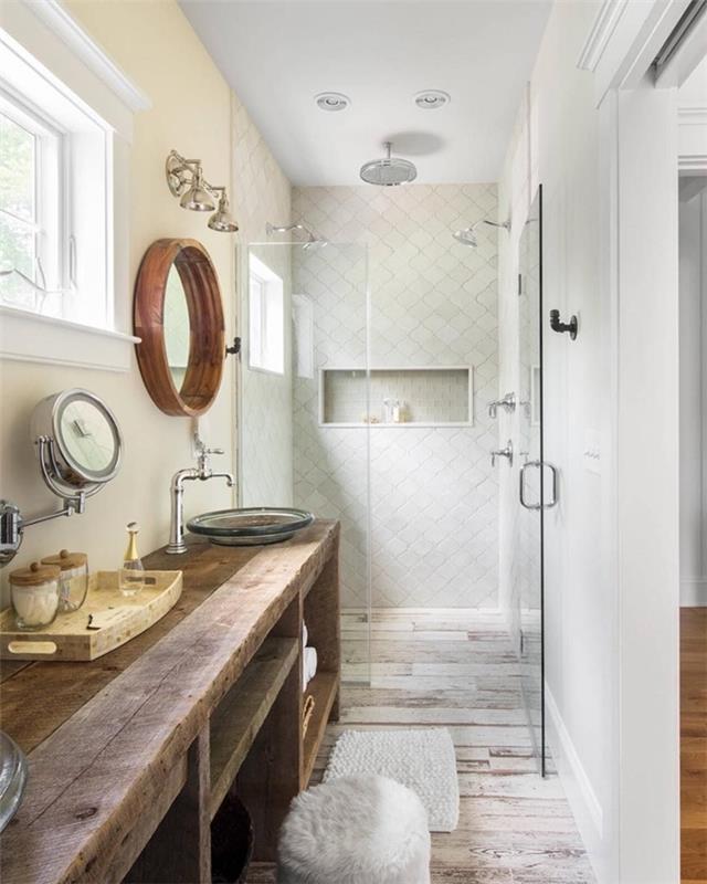 beyaz ve ahşap banyo dekoru ham ahşap tezgahı açık depolama banyo havlusu yumuşak halı