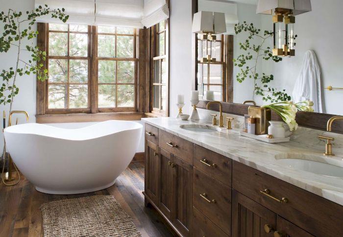 medinės vonios kambario dekoro idėjos marmuriniai stalviršiai marmuriniai veidrodžių maišytuvai auksinės medinės grindys balta vonia kambariniai žali augalai