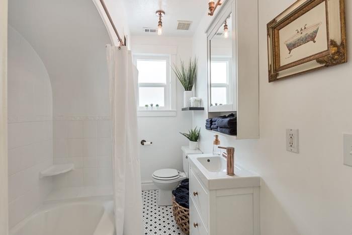saçak perdeleri altında minimalist banyo dekor fikirleri küvet lavabo dolabı beyaz gül altın aksan