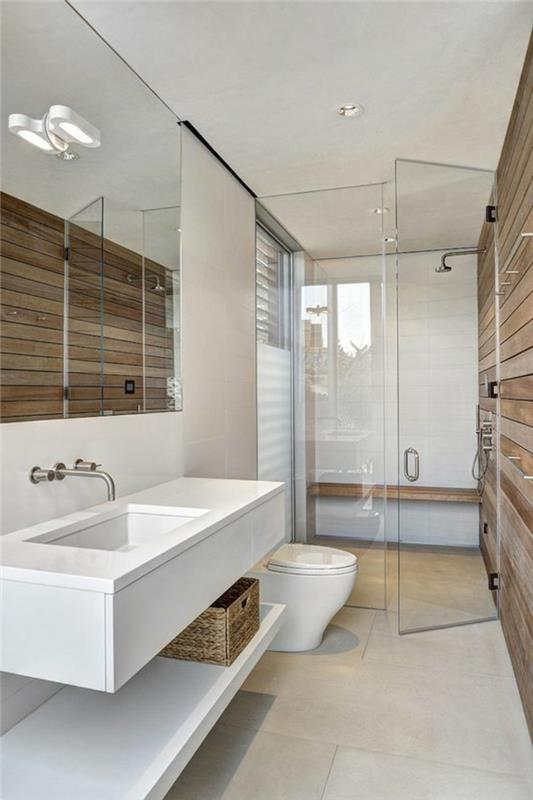 natūralus vonios kambario dekoras, medinis ir baltas vonios kambarys, skaidri sieninė dušo kabina, didelė balta kriauklė
