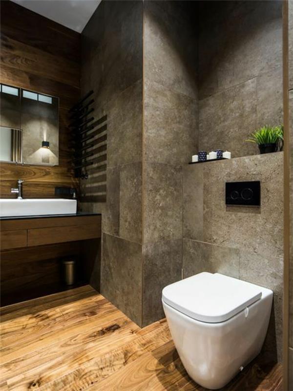 natūralus vonios kambario dekoras, lentų grindys, pilkai smėlio spalvos plytelių sienos