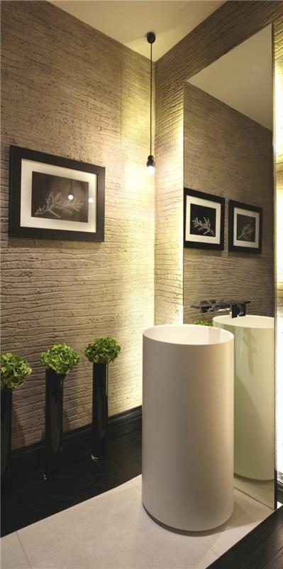 natūralus vonios kambario dekoras, didelė kolonėlė praustuvas, sieninis veidrodis ant lubų ant grindų, trys dekoratyvinės vazos