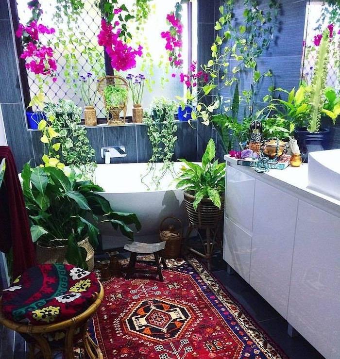 ideje za kopalniške rastline, več vrst zelenih in fuksij, orientalska preproga, belo kopalniško pohištvo, sive kopalniške ploščice