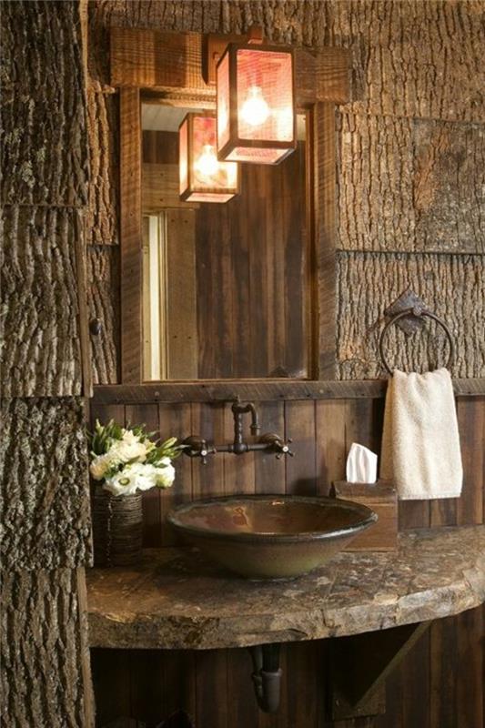 vonios kambario dekoro idėja, senovinė metalinė kriauklė, kabantis žibintas, originali sienų danga