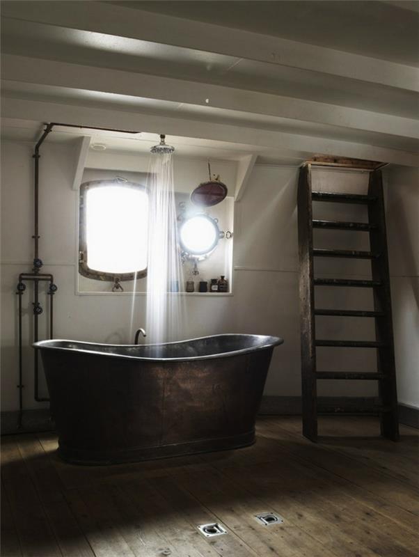 basit banyo, büyük dökme demir küvet, ahşap merdiven, beyaz tavan, ahşap zemin, açık duş, ayna ve endüstriyel lambalı aydınlatma
