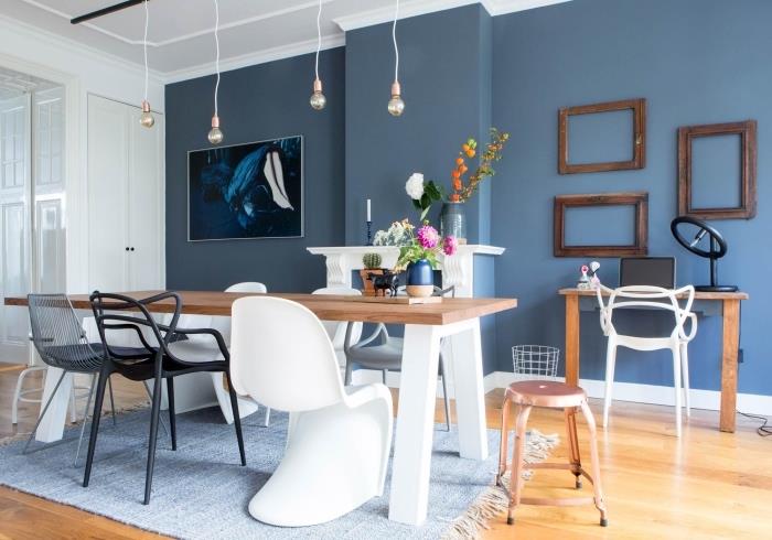 İskandinav oturma odasının atmosferini hatırlatan bir tarz için mavi, beyaz ve ahşabı birleştiren yemek odalı oturma odası