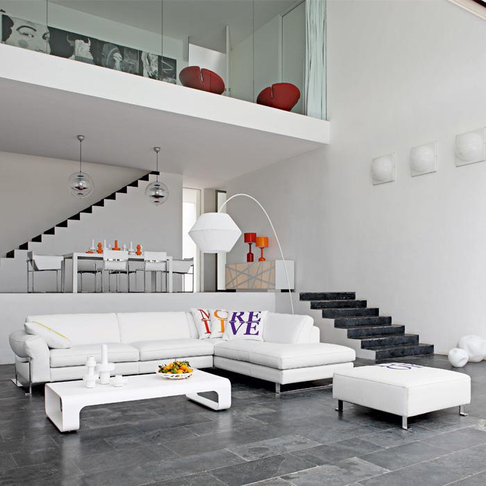 sodobna podstrešna dekoracija z belim luksuznim dnevnim prostorom treznega dizajna