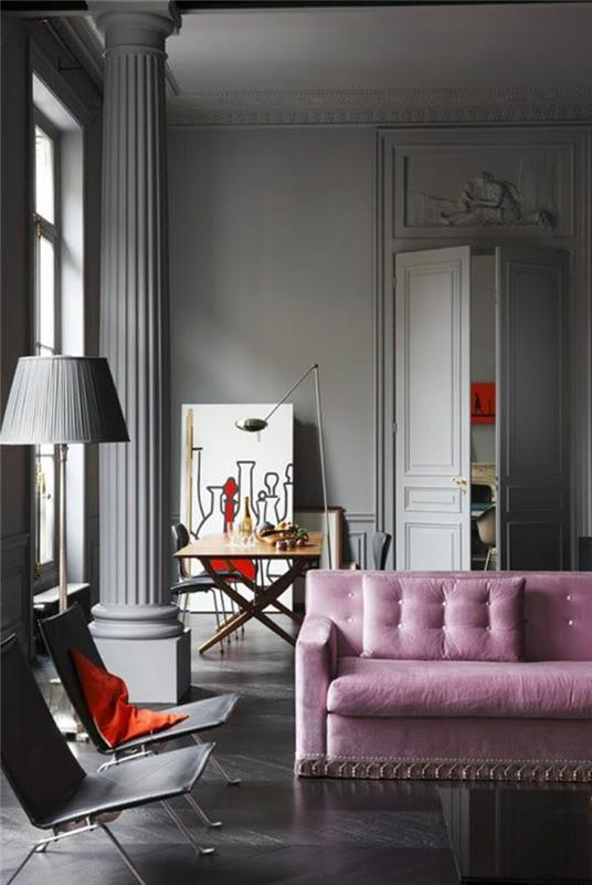 svetainės dekoro idėja, rožinė sofa, meninė tapyba, didelis langas, pilka grindų lempa, pilki sienų dažai