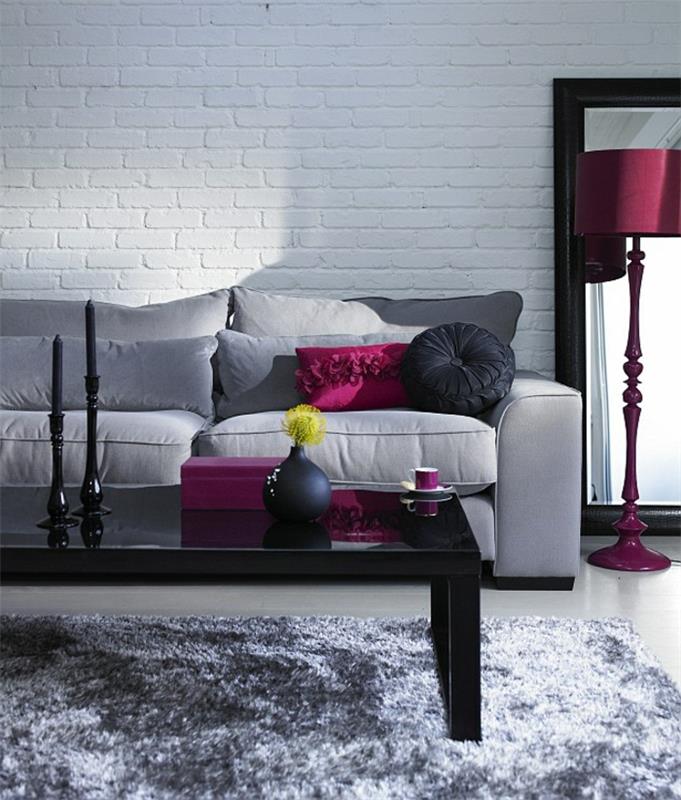 svetainės dekoro idėja, minkštas kilimas, juodas stačiakampis stalas, pilka sofa, šviestuvas su alyviniu atspalviu