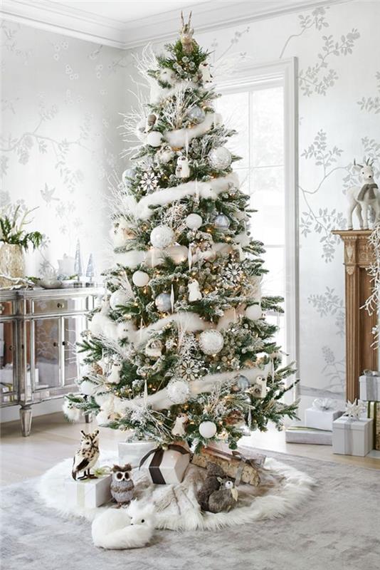 ideja za okras bele božične jelke z okrasjem iz belih in srebrnih bombažnih kroglic umetna snežinka drevesna sova darila