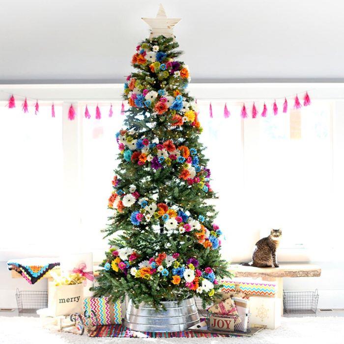 izvirna ideja okrasitve božičnega drevesa, okrašena s pisanim cvetličnim girlandom in obdana z ljubkim paketom daril za mačke