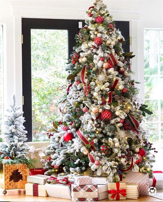 izvirna ideja okrasitve božičnega drevesa v trakovih rdeče zlato in srebro božične kroglice in zvezde ter svetlobni venci darila za božično drevo