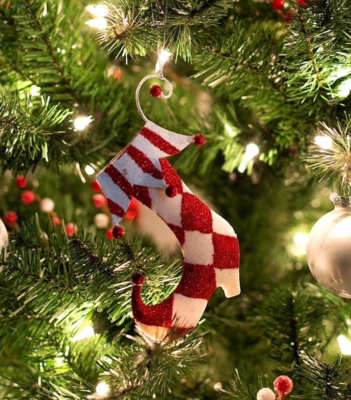 Kalėdų eglutės dekoravimo idėja raudonos ir baltos batų ornamentų plytelių raštai šviesios girliandos šakos