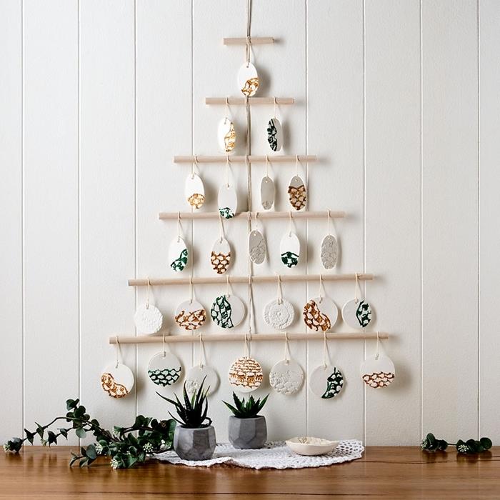 Noel ağacı dekorasyon fikri minimalist tarzı kolay noel oluşturma ahşap çubuklar saksı beton İskandinav köknar süsler