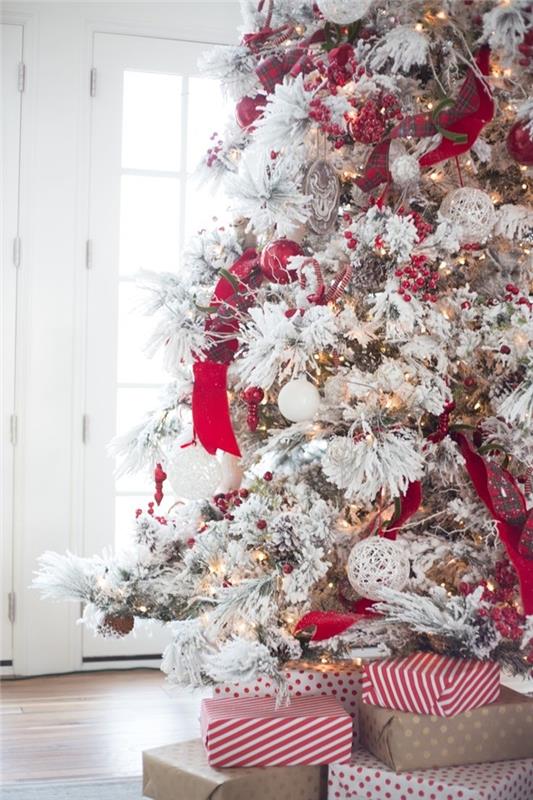 Kalėdų eglutės dekoravimo idėja madinga tema 2020 Kalėdų eglutė netikros baltos šakos raudona juosta
