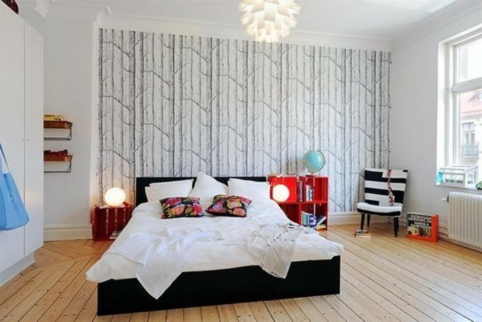 skandinaviškas-deko-idėja-erdviame miegamajame-tapetai-šiaurietiškas-miško raštas-lengvas parketas-sofa-zebra