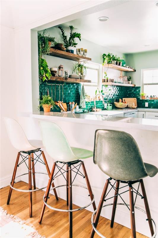 mutfakta yeşil-gri-plastik-bar-sandalyeleri-yeşil-gri-fayanslar