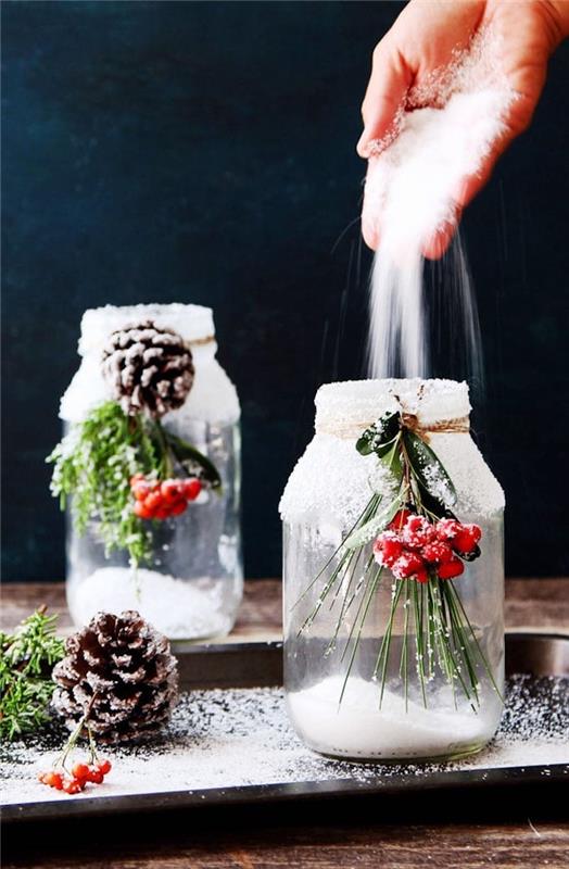 siyah bir servis tepsisinde yapay kar, düğümler ve çam dalları ile süslenmiş geri dönüşüm cam kavanoz, Noel masa dekorasyonu