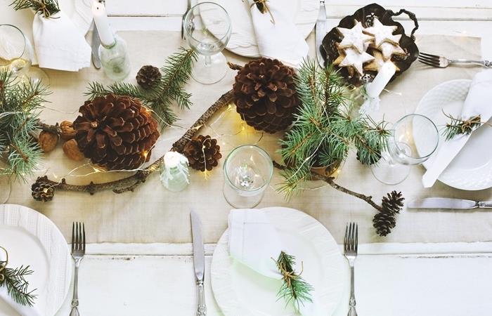 Božični namizni okraski borovi storži srebrni pokrovi medenjaki piškoti kozarci minimalistična dekoracija