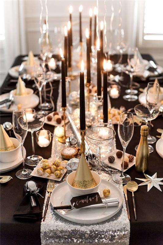 siyah masa örtüsü ve gümüş masa örtüsü ile süslenmiş masa, altın mumlar üzerinde siyah mumlar, zarif siyah, beyaz ve altın dekor