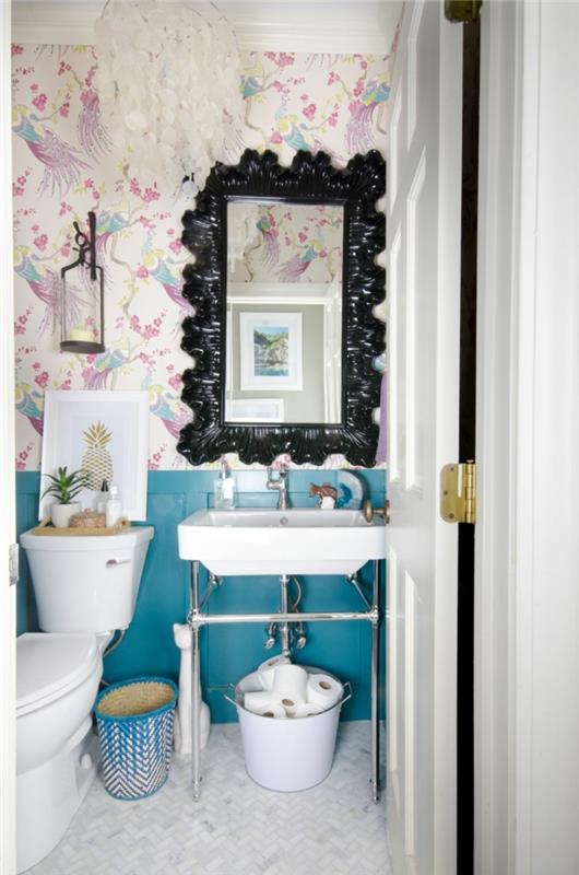 mėlyni sienų dažai, baltas baseinas, dekoratyvinis rėmo veidrodis, egzotiški tapetai, mėlyni sienų dažai
