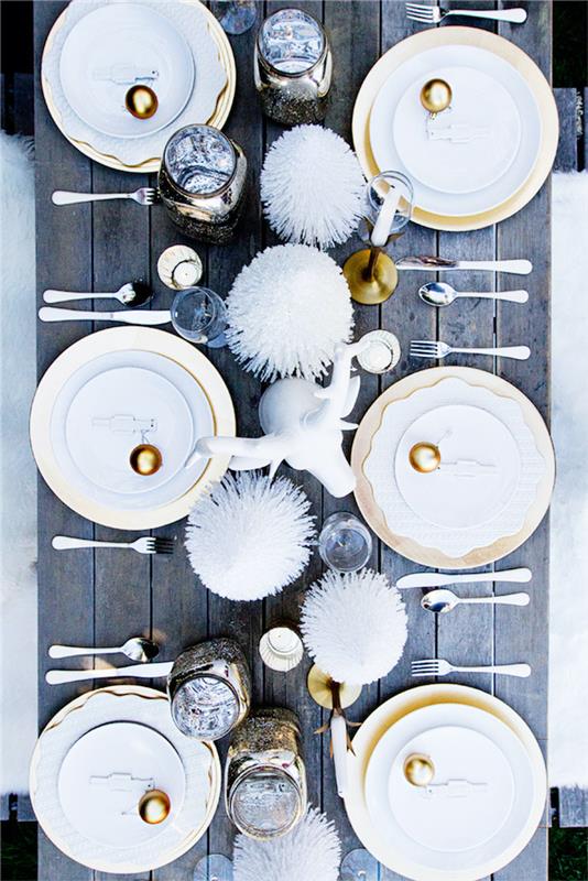 Ideja za novoletno dekoracijo mize z zimsko temo okrasnega cvetja in belega jelena